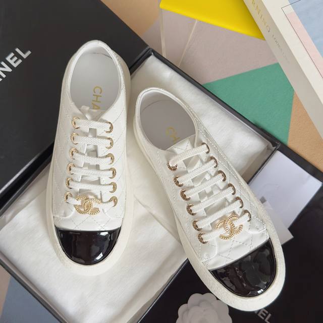 Top version: Women's Chanel's latest diamond-patterned thick-soled biscuit shoes