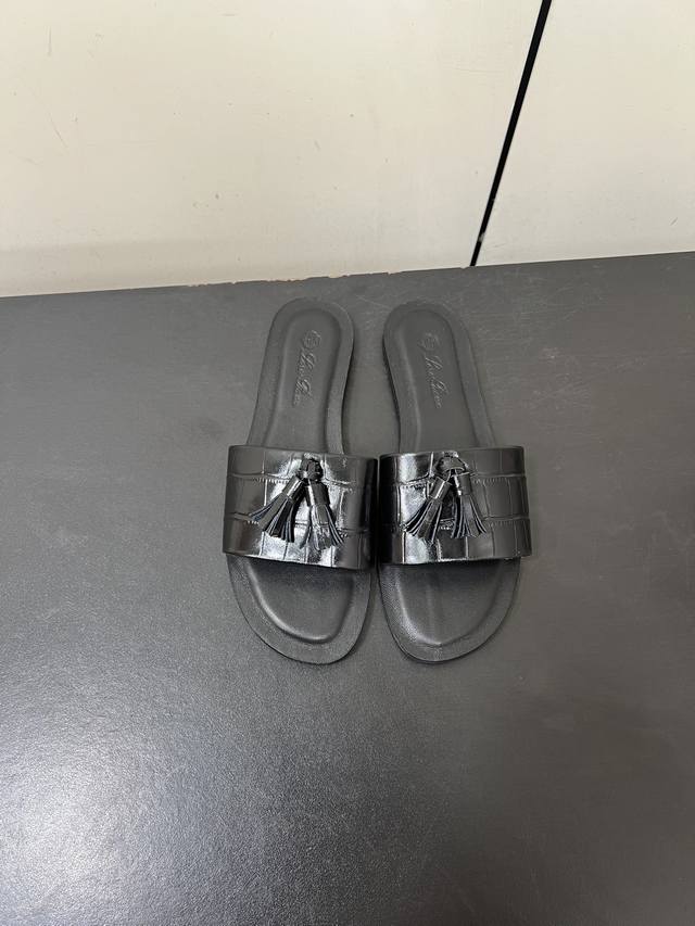 Loro Piana's classic hit Lp tassel slipper sandals . So this is the legendary fl