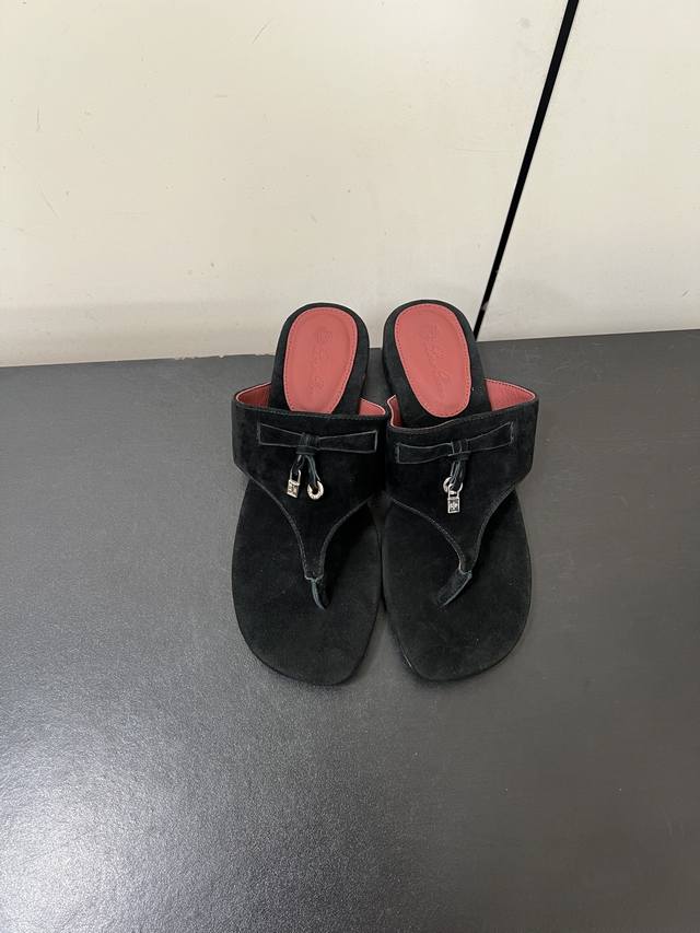 Loro Piana's classic hit Lp British flip-flop sandals . So this is the legendary