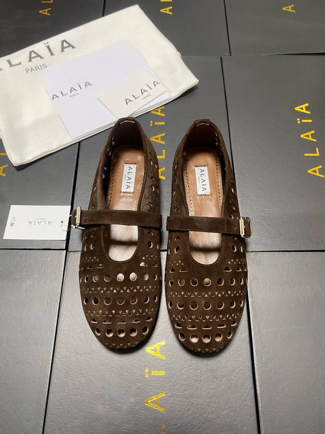 Alaia catwalk style ballet flats! sweet and cool ballet style, a very popular ba