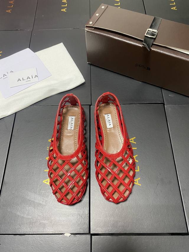 Draw terms!!! Red Alaia catwalk style ballet flats! sweet and cool ballet style,