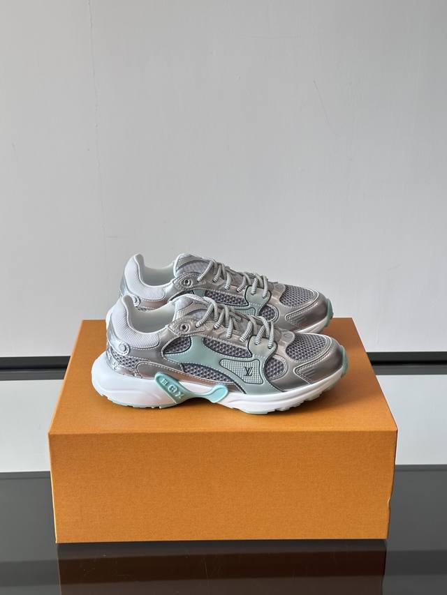 Louis Vuitton's new couple's casual sports shoes Lv also has its own silver horn