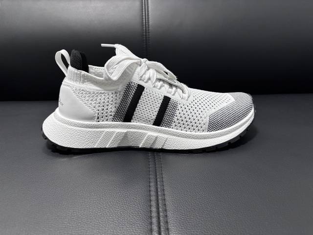 New model: Dior Unisex size: 35-45 Retail price: