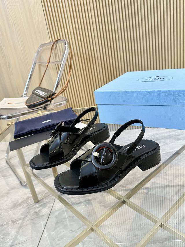 Prada 2025 spring and summer new cross sandals are here! ** The latest catwalk m