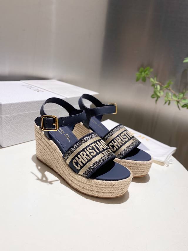 Hot item Dior 25Ss summer high version new sandals. Simple and versatile. Perfec