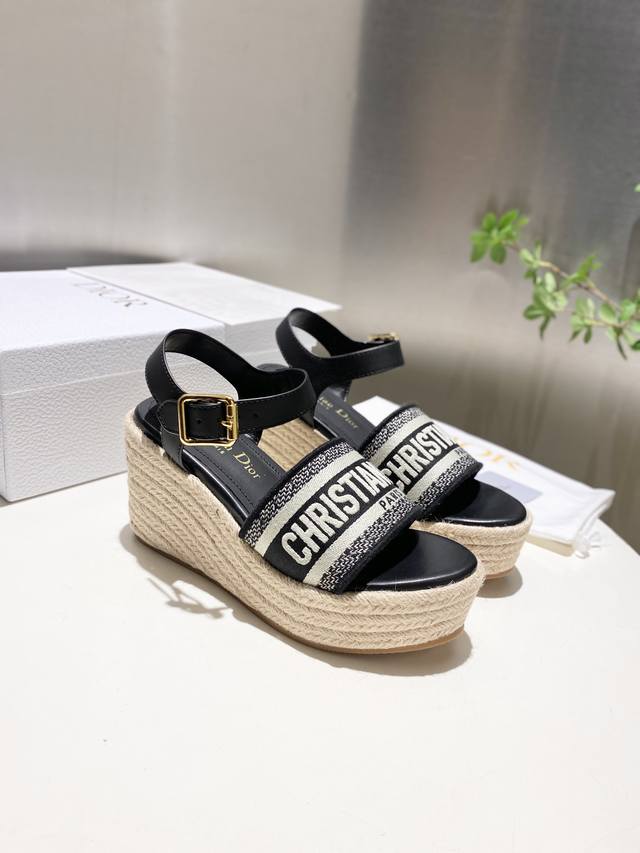 Hot item Dior 25Ss summer high version new sandals. Simple and versatile. Perfec