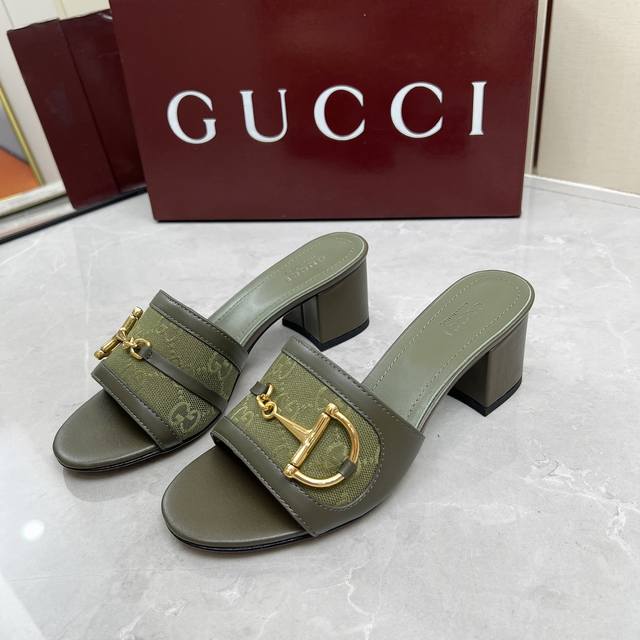 Gucci 25Ss latest slippers This highly recognizable classic big D horsebit buckl