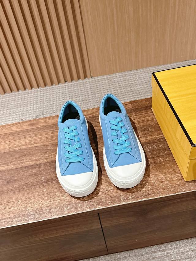 New low-top biscuit sneaker from Fendi, rubber sole. Made of leather, with stitc