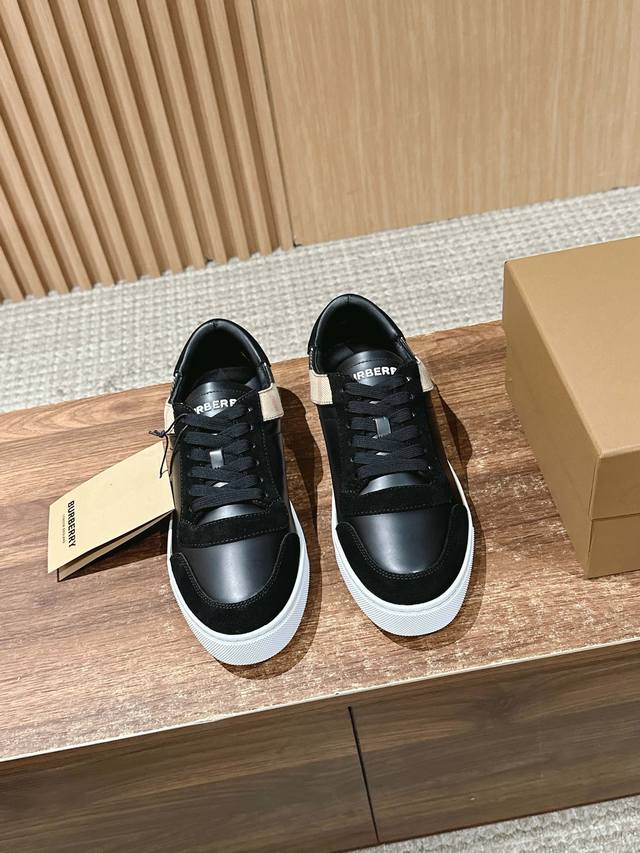 Burberry's new men's casual skateboard shoes Classic plaid and suede white sneak