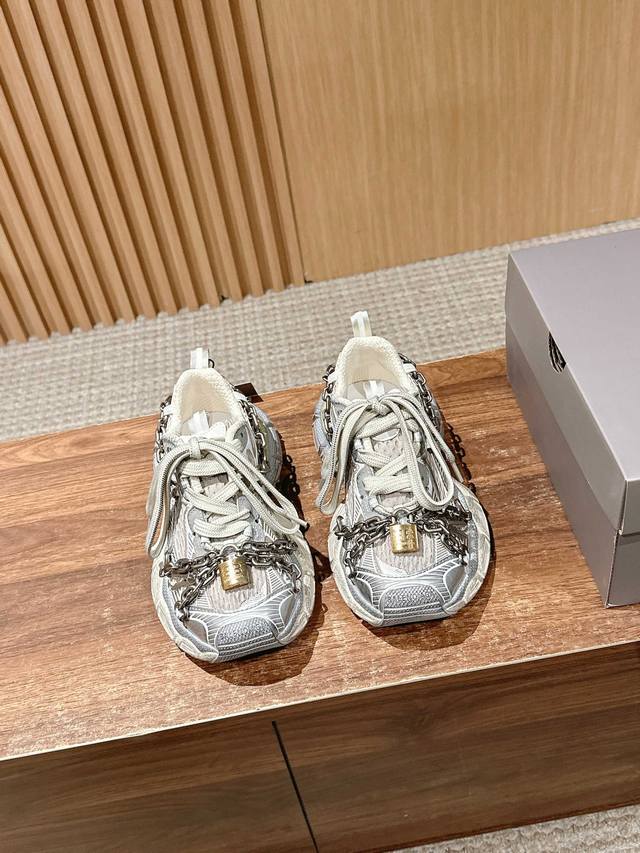 Balenciaga's new chain-style childlike lock daddy shoes for couples The shoes co
