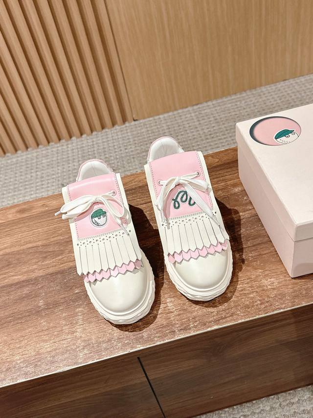 The latest collaboration of Jimmy Choo's leisure lifestyle series is really surp