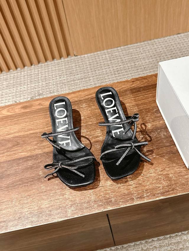 Loewe's latest spring and summer fashion sandals This year's hottest brand has b