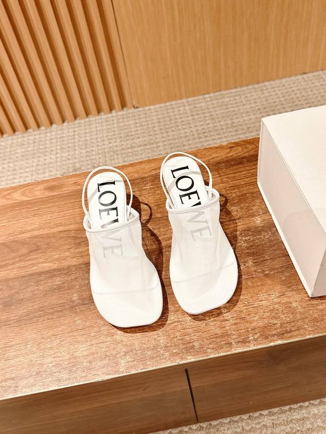 Loewe's new Mary Jane sandals mesh slippers are very popular. The simple design