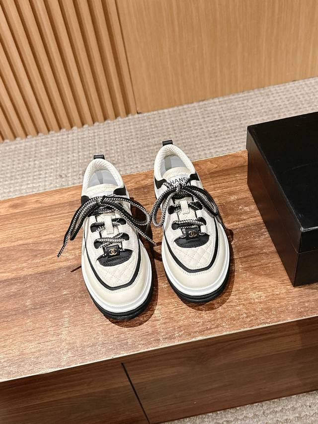 Chanel's new Milan catwalk sneakers Double C square round toe lace-up casual sho