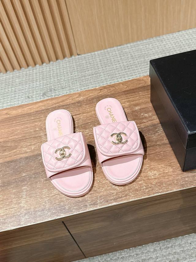 Chanel diamond-shaped backpack buckle slippers , you will fall in love with them