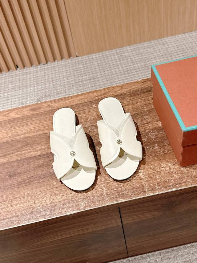 The Dongguan-produced Loyo Pia classic British slippers have both good looks and