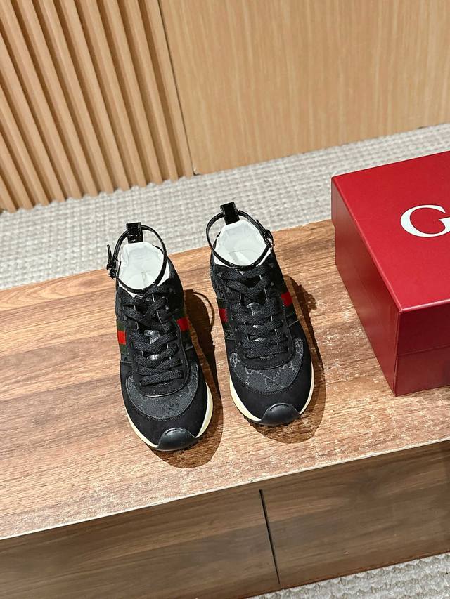 Gucci's latest runway model, the Re-Motion series thick-soled casual sneakers, t