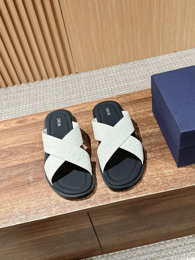 is a laid-back yet sophisticated piece. Crafted in beige and black Dior Oblique