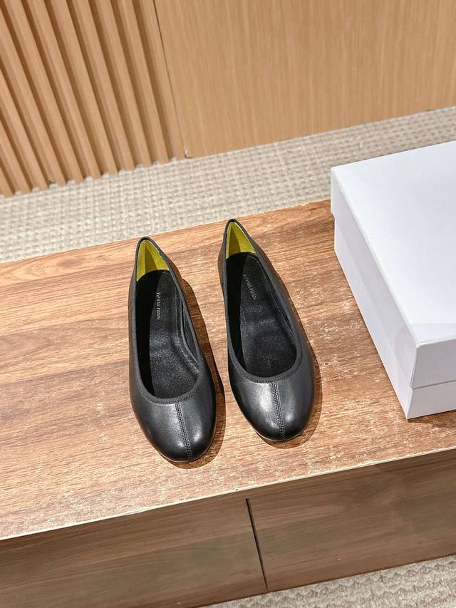 Small round toe flat-soled Mary Jane shoes The upper is made of soft matte cowhi