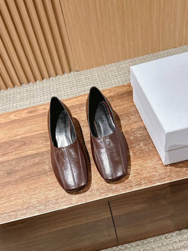 Double-stitched square-toed Mary Jane shoes The texture of the overall waxed lea