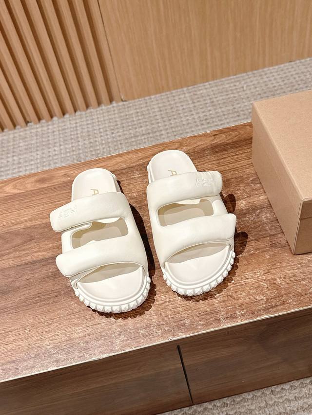 Ash's new slippers are really a big win! Soft and comfortable, no need to tire y