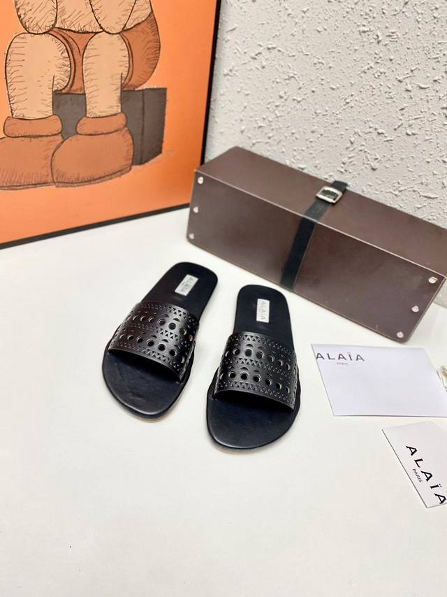 Factory, Alaia 2025 new hollow open-toe flat sandals Alaia classic retro hollow