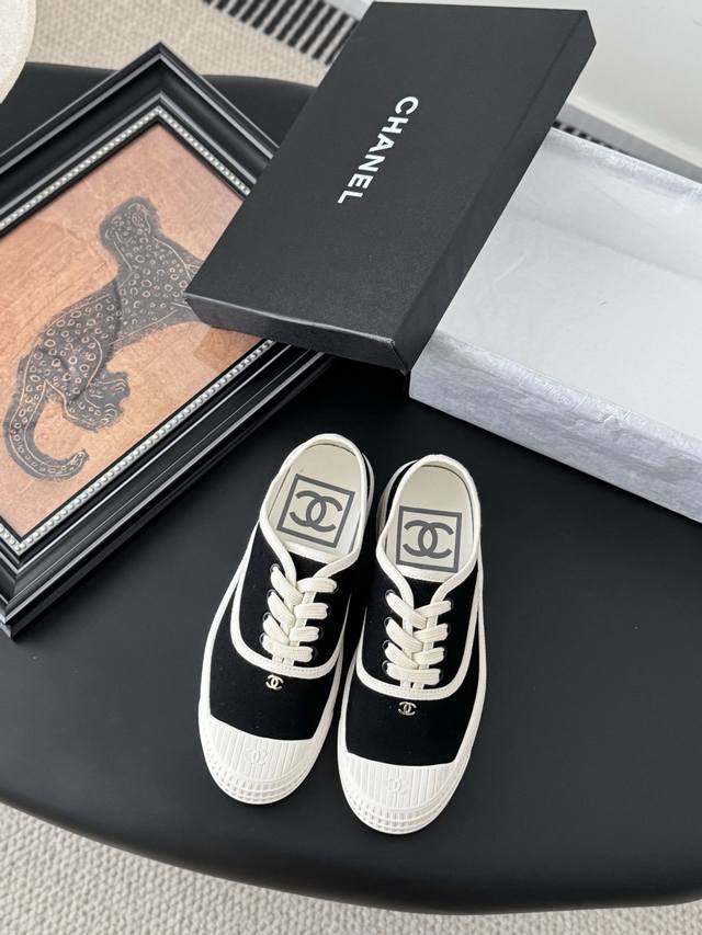with white airplane box Chanel 25C hidden casual white shoes! Full of vintage fe
