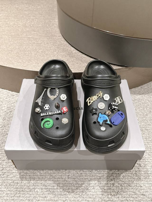 Factory Men's Clothing 10, Balenciaga's latest spring and summer couple's hole s