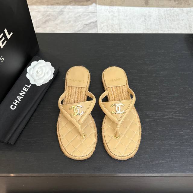 Chane* | Chanel 25P Spring and Summer New Product Double C Flip Flops on the Sho