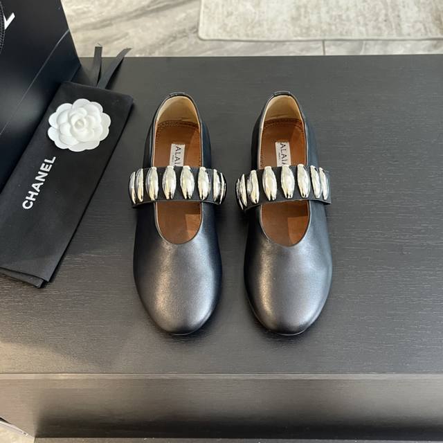 24Fw New Alaia French ballet flat shoes The ballet flat shoes, which originally