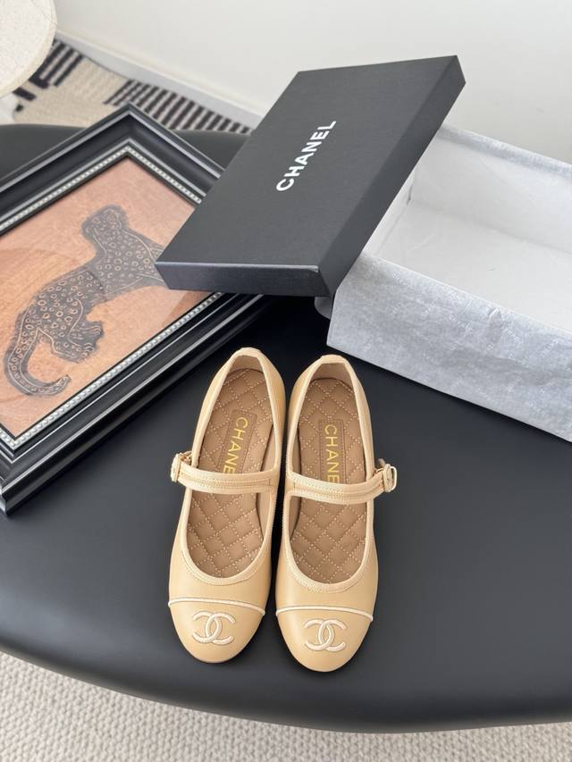 Chanel 25S catwalk style Mary Jane shoes Simple yet sweet and playful! Corduroy