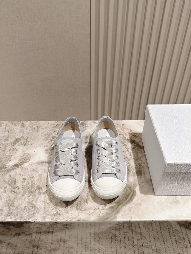 225 This new Dior model combines personality and fashion, so it is very comforta