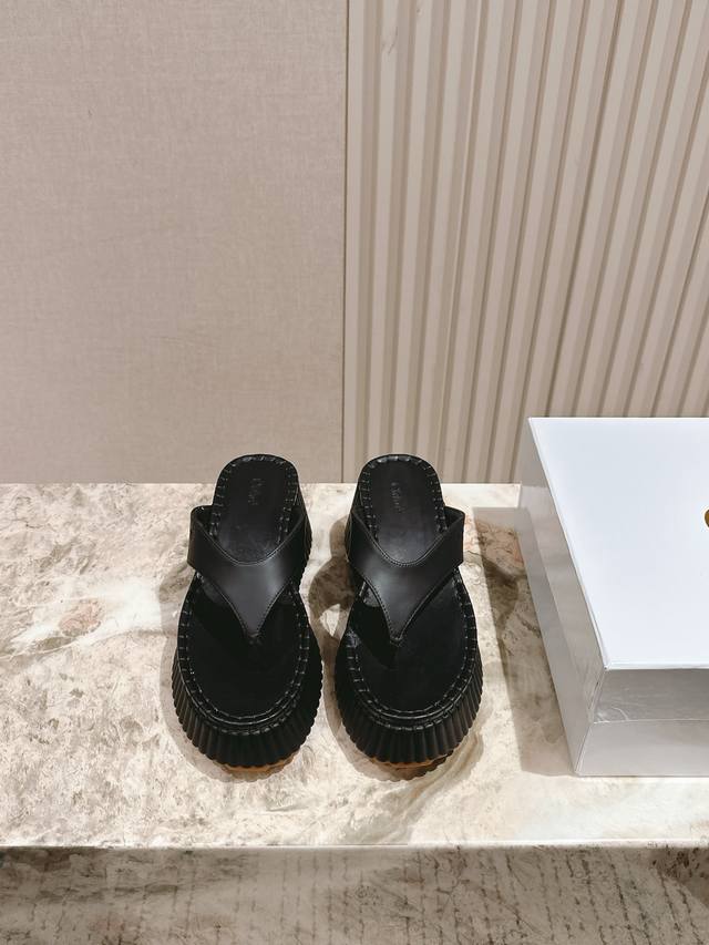 225 Chloe New thick-soled flip-flops series. A new height-increasing sandal with