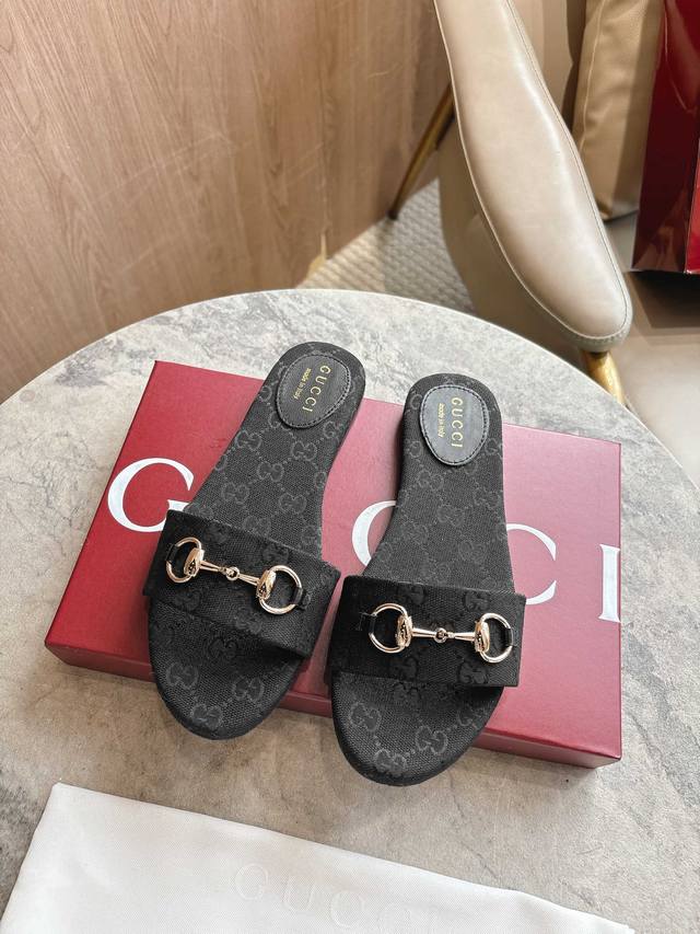 8023-3 Black G 35-43 Crafted from Gg canvas, these slides are detailed with a li