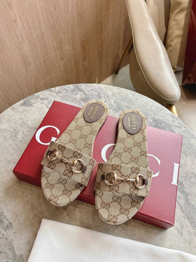 8023-3 Apricot G 35-43 Crafted from Gg canvas, these slides are detailed with a