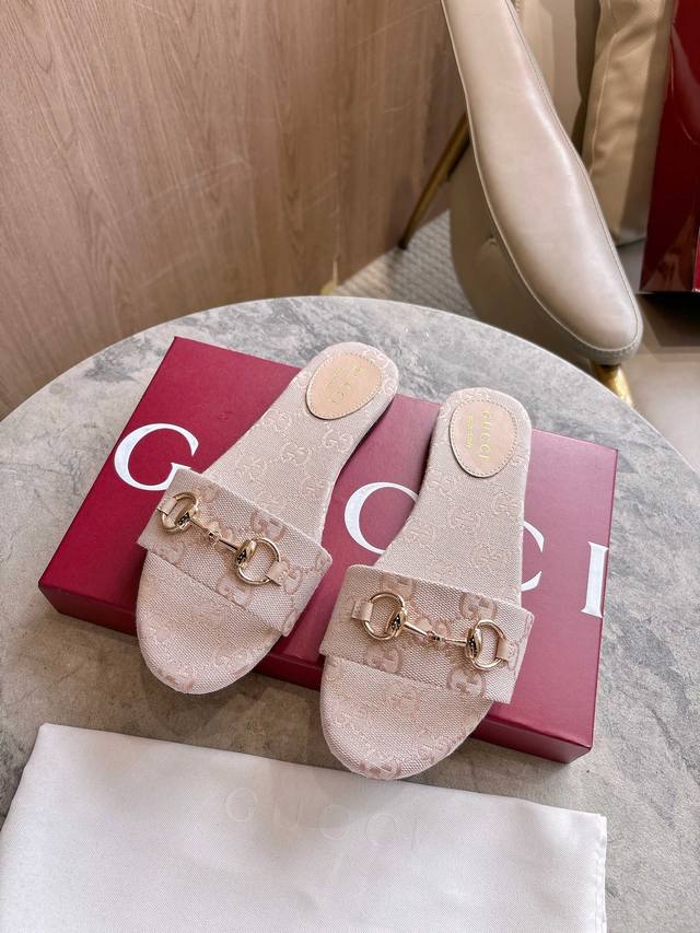 8023-3 Pink G 35-43 Crafted from Gg canvas with a light gold-toned horsebit deta