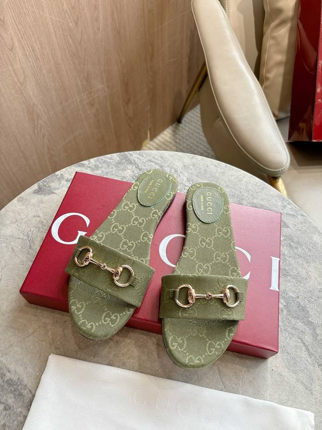 8023-3 Green G 35-43 Crafted from Gg canvas with a light gold-tone horsebit deta