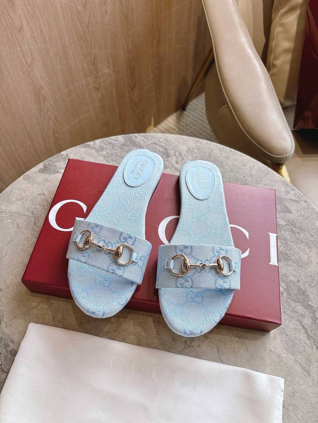 8023-2 Little Blue G 35-43 Crafted from Gg canvas with a light gold-toned horseb