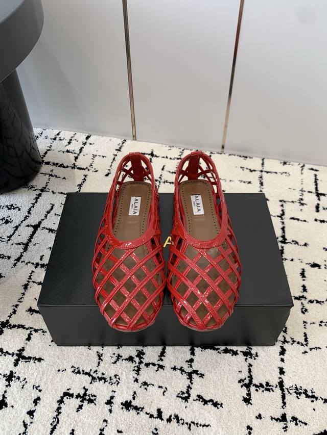 Factory, draw terms! Alaia catwalk style ballet flats! Sweet and cool ballet sty