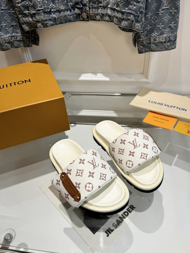 Factory price P Lv Couples style Counter main latest embossed slippers Hard good