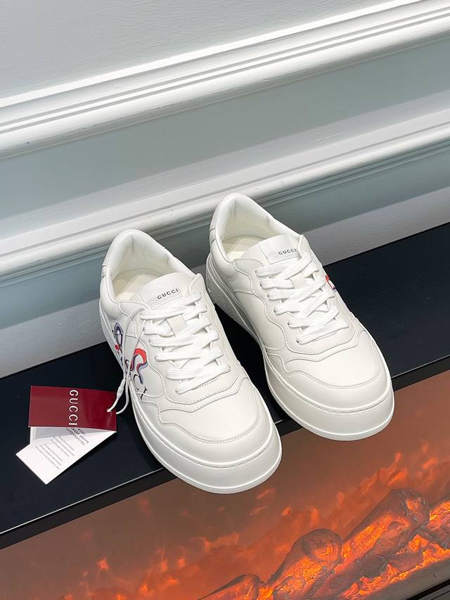 Gucci Chunky B series couples! The versatile and popular biscuit shoes have a fa