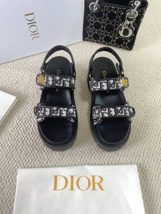 Dior's latest spring and summer Velcro sandals, recommended by many celebrities