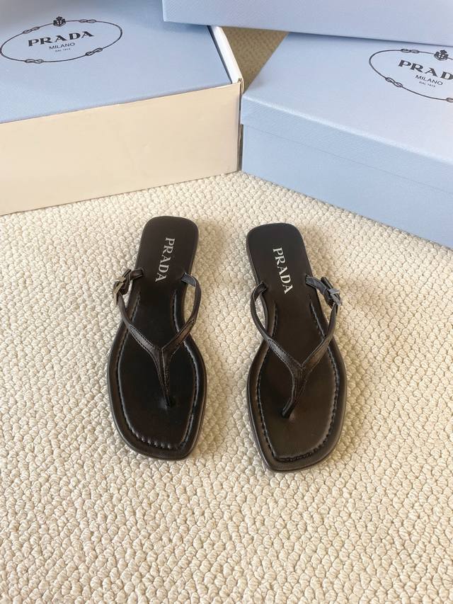 Prada 2025 new Prada flip flops Fashionable and versatile This slipper interpret