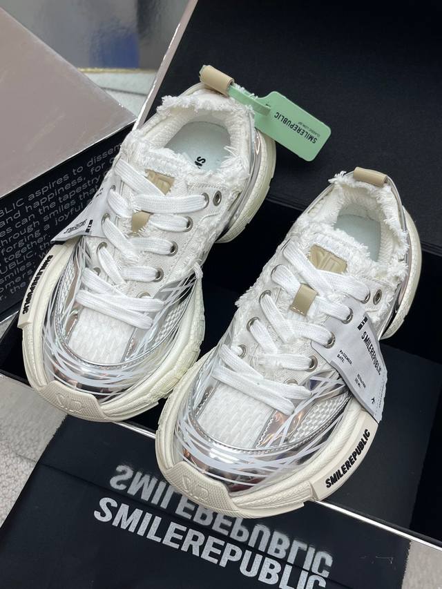 Smilerepublic has launched a new style of dad shoes. Fashion bloggers such as Ba