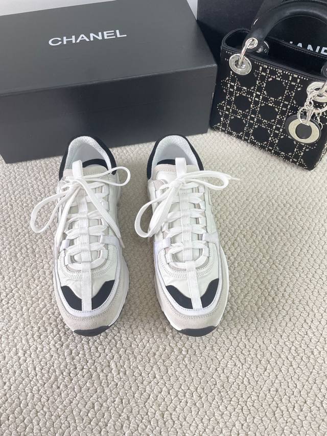 Chanel 2025 top-level casual sneakers, this classic design; the upper is embroid