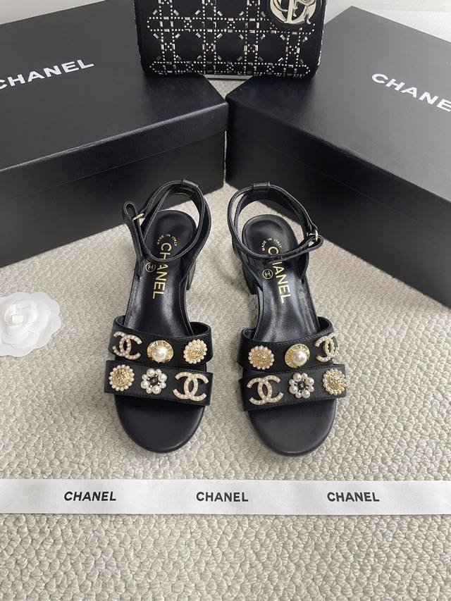 Chanel badge thick-heeled sandals are super exquisite. The various metal badge e