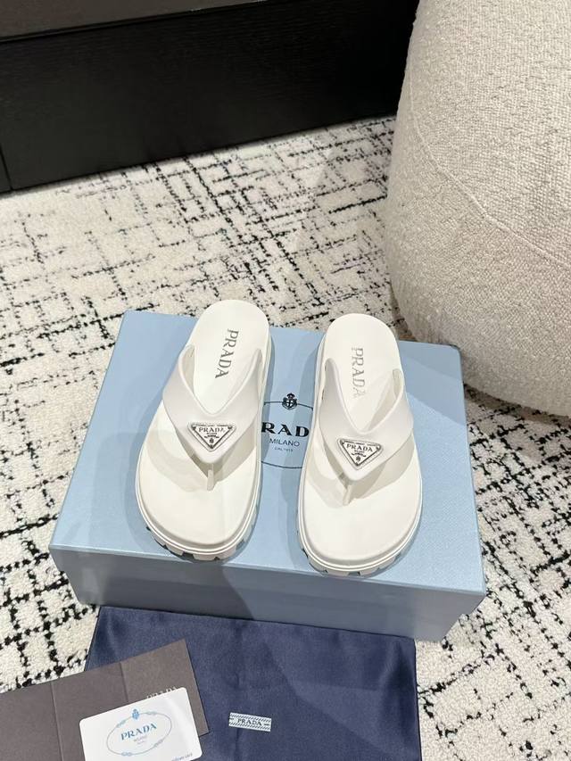 Prada 24 summer hit thick-soled flip-flops This Prada flip-flop is a must-have f