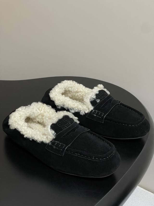 25Ss catwalk style Miumiu Miu Miu small square toe furry loafers flat-soled fur-