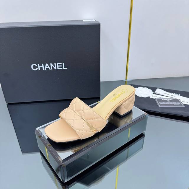 Chanel spring and summer new products counter new sandals embroidered Lingge nev