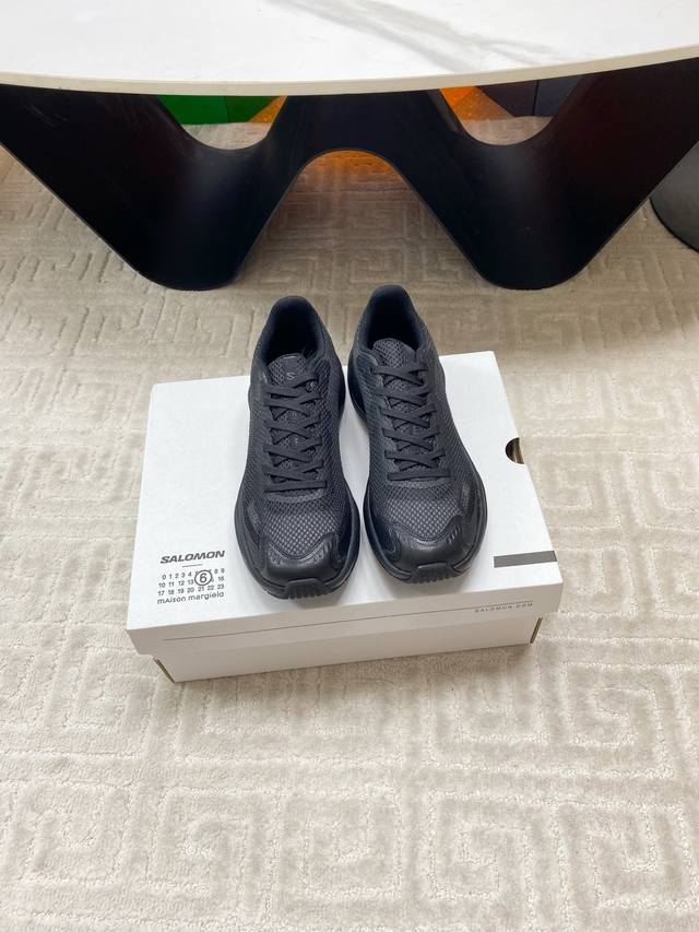 Factory Margiela co-branded Salomon super good-looking sneakers! Who wouldn't li